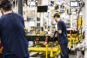 Archivo - Varios empleados en la planta automovilística de Stellantis, a 7 de septiembre de 2022, en Figueruelas, Zaragoza, Aragón (España).