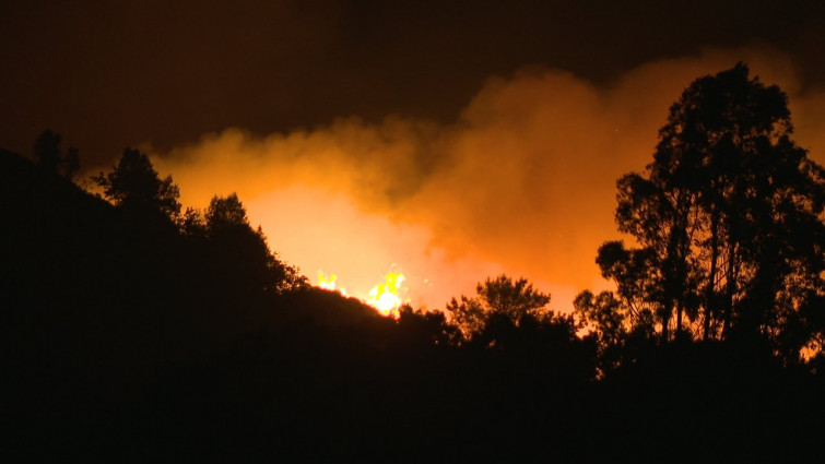 Estabilizado el incendio de Crecente, Pontevedra, que arrasó ya unas 100 hectáreas de terreno