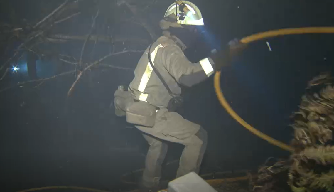 Brigadista trabajando en el incendio de Crecente