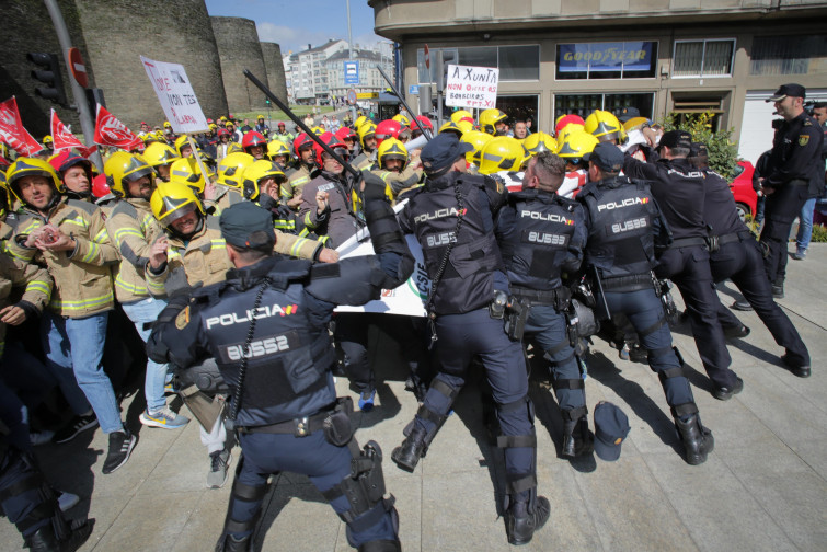 Bomberos y antidisturbios a palos durante la protesta de los antiincendios celebrada en Lugo