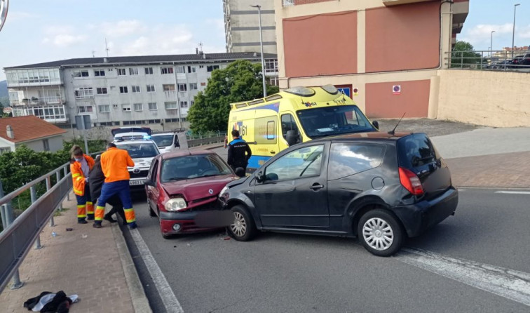 (VÍDEO) Baja de su vehículo para mediar en un accidente de tráfico en Poio y acaba provocando otro siniestro