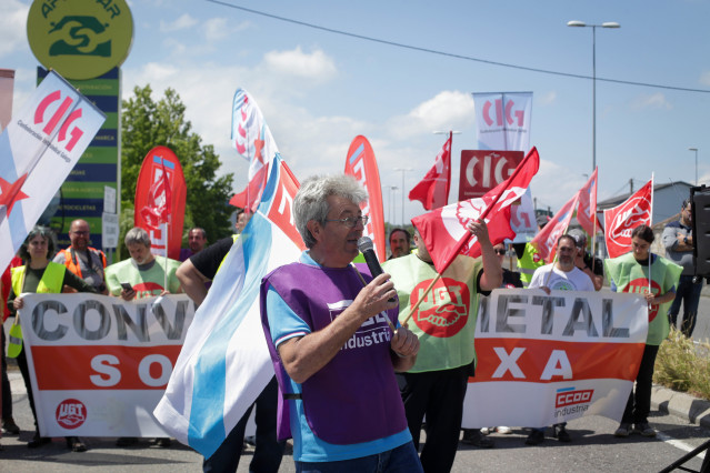 Un trabajador del sector del metal sujeta un micrófono durante una protesta en su segunda jornada de huelga, a 23 de mayo de 2023, en Lugo, Galicia (España). Unos 5.000 trabajadores del sector del metal en la provincia de Lugo han acudido hoy a a una segu