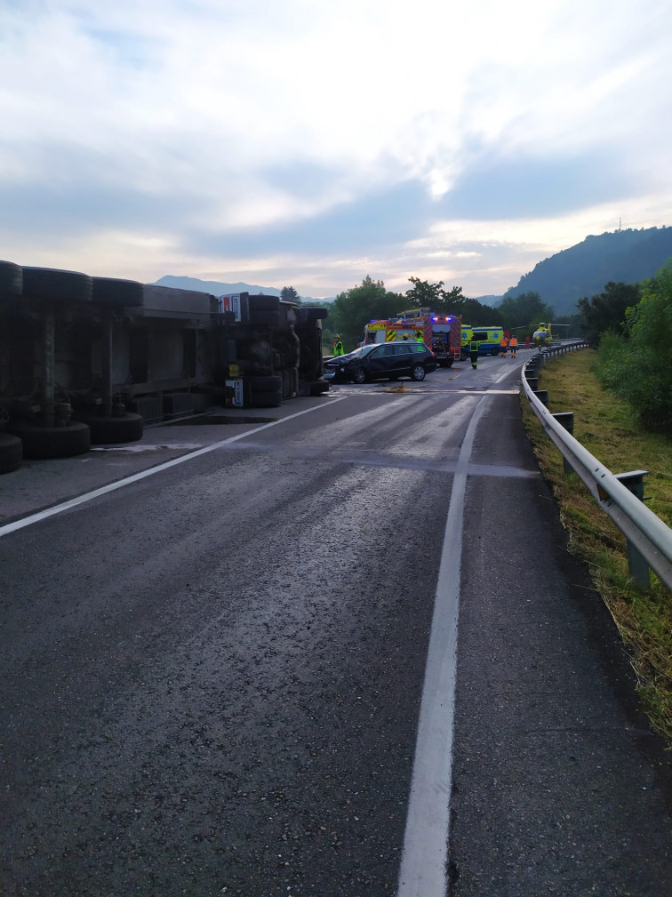 Accidente mortal en Vilamartín de Valdeorras: fallece un camionero en una salida de vía y provoca un siniestro múltiple