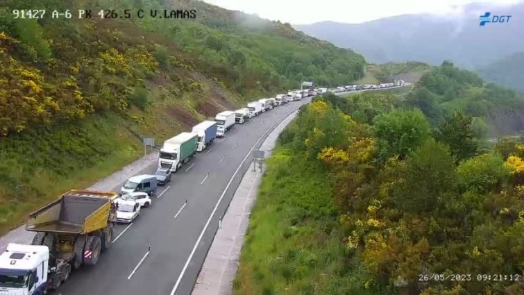 (VÍDEO) Hasta tres kilómetros de atasco a la entrada de Galicia por un accidente en la N-6