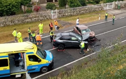 Una colisión frontal en Allariz obliga a desplegar un operativo especial al verse implicado un coche eléctrico