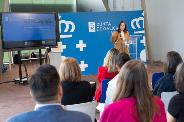 La directora xeral de Xuventude, Participación e Voluntariado, Cristina Pichel, asiste a la jornada de formación del programa Xuventude Mentoring