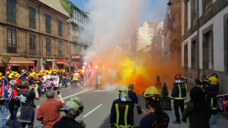 Os bombeiros marchan contra a 