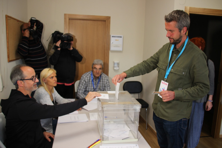 Elena Candia y Rubén Arroxo acuden a votar, animando a todos los lucenses a 