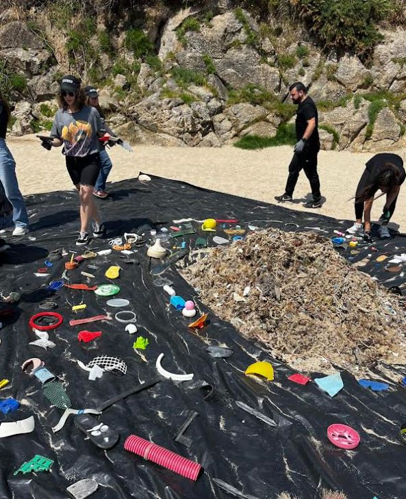 La playa para perros de A Coruña, Bens, rebosa de tantos plásticos que 