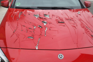 Quince coches vandalizados en Cambados: ruedas pinchadas, rayazos, daños con líquido corrosivo...