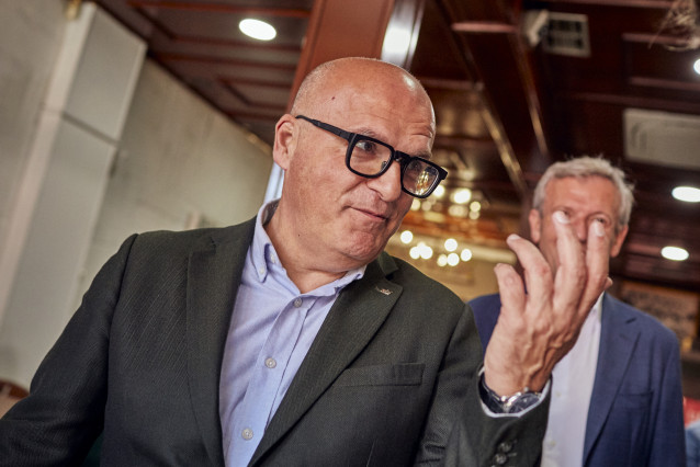 El presidente provincial del PP de Ourense, Manuel Baltar, durante un paseo por el municipio de Xinzo de Limia, a 23 de mayo de 2023, en Xinzo de Limia, Ourense, Galicia (España). Este acto se enmarca de cara a las próximas elecciones municipales y autonó