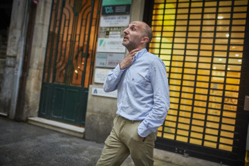 El alcalde Ourense y candidato a la reelección por Democracia Ourensana, Gonzalo Pérez Jácome, a su salida de realizar el seguimiento de la jornada electoral en la sede de Democracia Ourensana, a 2