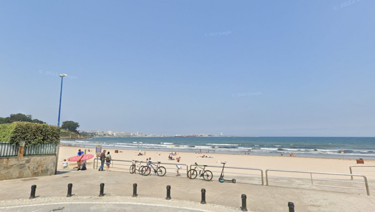 Fallece un septuagenario tras sacarlo del agua en la playa de Bastiagueiro Pequeno, en Oleiros