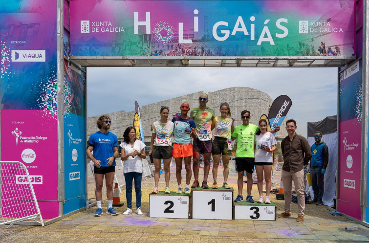 Unas 700 personas participan en la carrera Holi Gaiás en la Cidade da Cultura