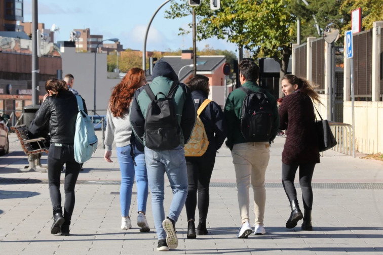 Los jóvenes de las generaciones Z y millenials siguen preocupados por el coste de la vida, según un estudio