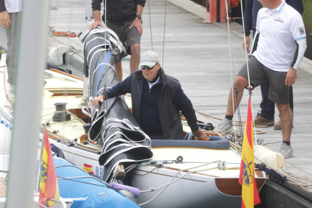 Archivo - El Rey Juan Carlos embarcando en 'El Bribón' en el Real Náutico de Sanxenxo, a 21 de abril de 2023, en Sanxenxo (España).