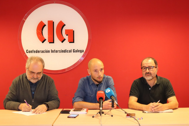 Archivo - Los secretarios nacionales de la CIG-Administración, Luis Carballo; CIG-Ensino, Suso Bermello, y CIG-Saúde, Manuel G. Moreira