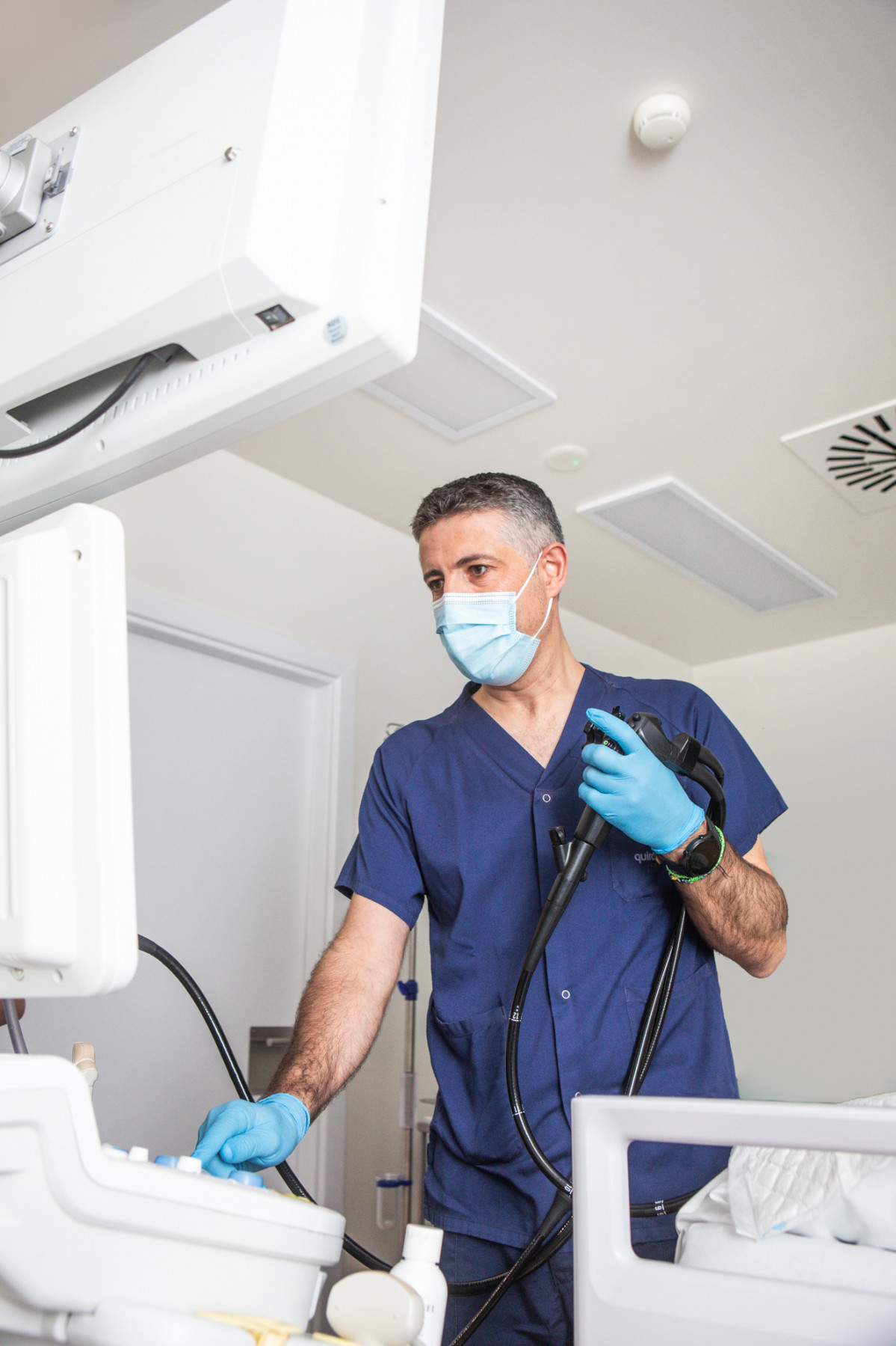 El doctor Martínez Ares utilizando una tu00e9cnica de radiofrecuencia en una foto de Quirón Salud