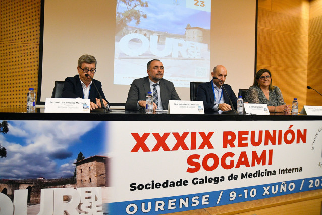 El conselleiro de Sanidade, Julio García Comesaña, inaugura la '39ª Reunión da Sociedade Galega de Medicina Interna' en Ourense.