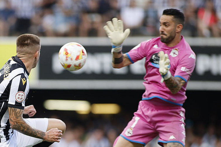 Apoyos a Ian Mackay, el portero del Deportivo de La Coruña que cierra sus redes tras amenazas