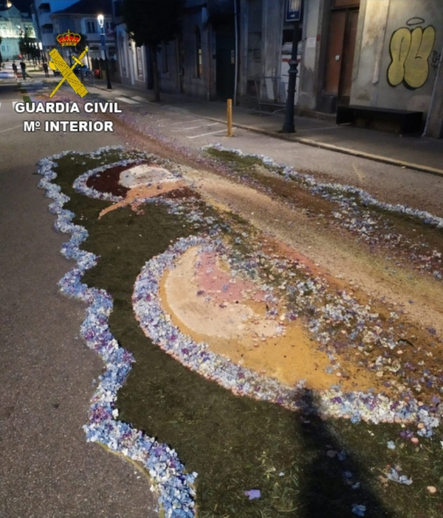 Alfombras del Corpus Cristi de Gondomar dañadas al paso de un vehículo.