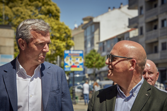 El presidente del PPdeG, Alfonso Rueda (i) y el presidente provincial del PP de Ourense, Manuel Baltar (d), durante un paseo por el municipio de Xinzo de Limia, a 23 de mayo de 2023, en Xinzo de Limia, Ourense, Galicia (España). Este acto se enmarca de ca