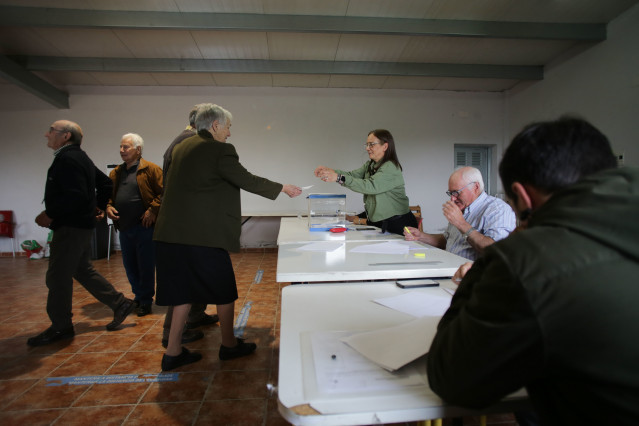 Varias personas ejercen su derecho a voto en la mesa electoral del local parroquial de Recelle, en una mesa que agrupa a varias aldeas del entorno, a 28 de mayo de 2023, en Portomarín, O Páramo, Lugo, Galicia (España). Hoy, 28M, se celebran en España elec