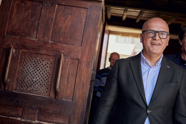 El presidente provincial del PP de Ourense, Manuel Baltar, durante un paseo por el municipio de Xinzo de Limia.