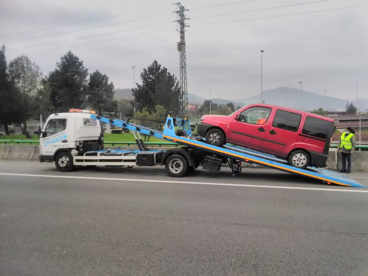 Accidente en la AP-9 y cuando llega la grúa su conductor arroja un positivo en el test de drogas