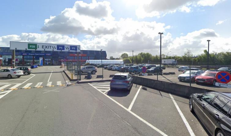 Aparece en un coche estacionado en el aeropuerto de Bruselas el cadáver de un vecino de Sarria