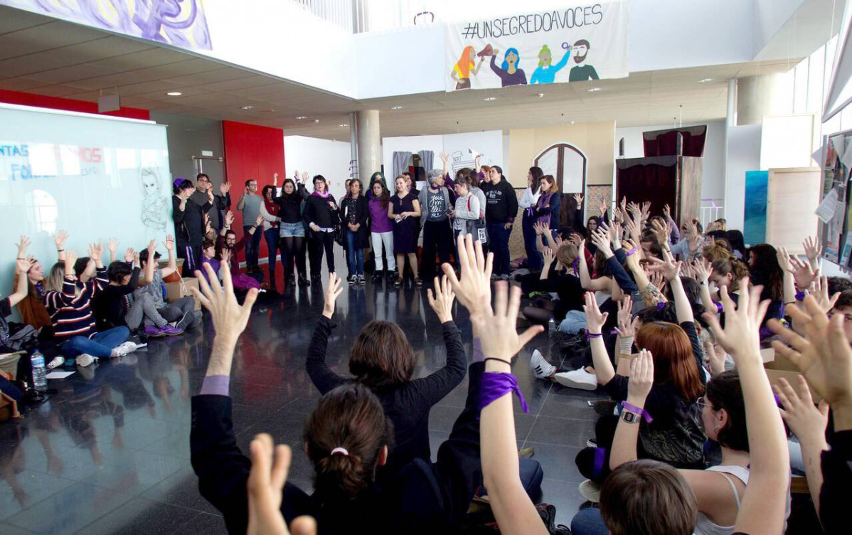 Protesta en 2020 de las alumnas de la ESAD contra los supuestos acosos sexuales en el centro pu00fablico en una foto de Gu00f3mez Reino