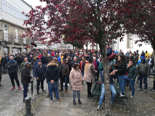 Archivo - Protesta del sector bateeiro frente a la comisaría de la Policía Nacional en Santiago