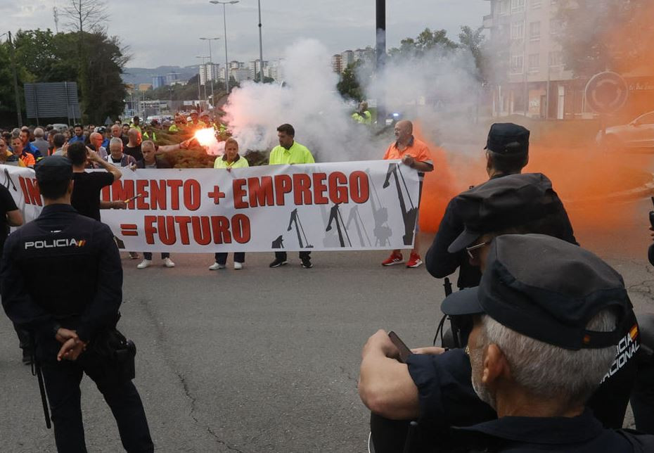 Policia Nacional vigilando la protesta de los asalariados de Navantia en una foto de la CRTVG