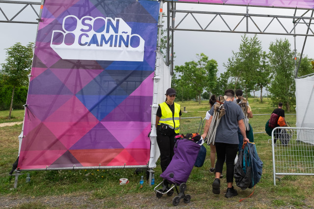 Archivo - Un grupo de personas a su llegada a la zona de acampada en el festival Oson de Camiño, en el Monte do Gozo, a 15 de junio de 2022, en Santiago de Compostela, A Coruña, Galicia, (España). A pesar de que hubo peligro de cancelación tras el acciden