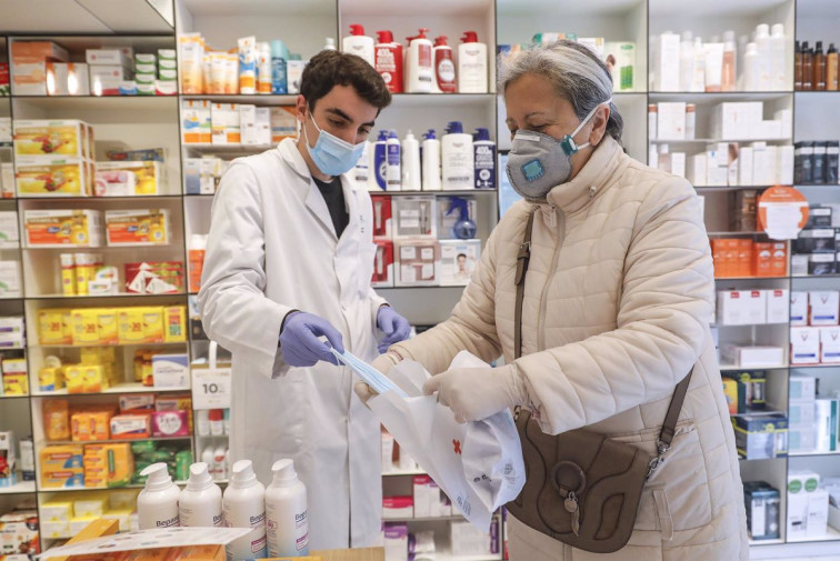 Galicia apoyará la retirada de las mascarillas en farmacias y centros de salud si se fundamenta en 