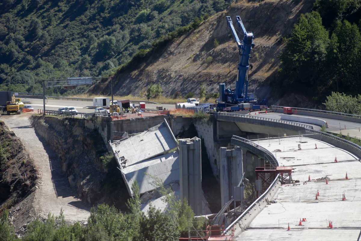 Archivo - Operarios y grúas trabajan durante el desmontaje del tercer y último vano del viaducto de la A6, a 19 de agosto de 2022, en Vega de Valcarce, León, Castilla y León, (España). Estas obra