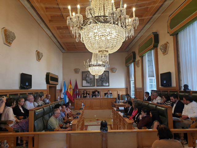 Pleno del Ayuntamiento de Santiago presidido por la alcaldesa, Goretti Sanmartín.