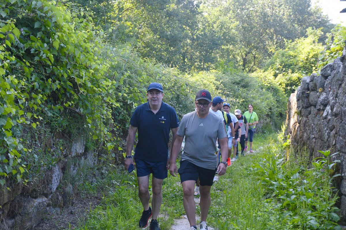 Ruta sendeirismo Pena Corneira conselleiro Cultura, Román Rodríguez e conselleiro Medio Rural, José González