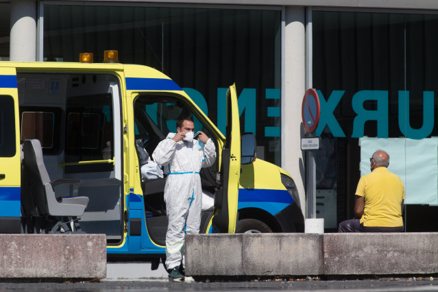 Archivo - Un profesional sanitario baja de la ambulancia en la que viaja un paciente con Covid-19 que ha sido trasladado desde el Hospital de O Incio al Hospital de Lugo, Galicia (España), a 3 de septiembre de 2020. El centro de O Incio ha registrado ya n