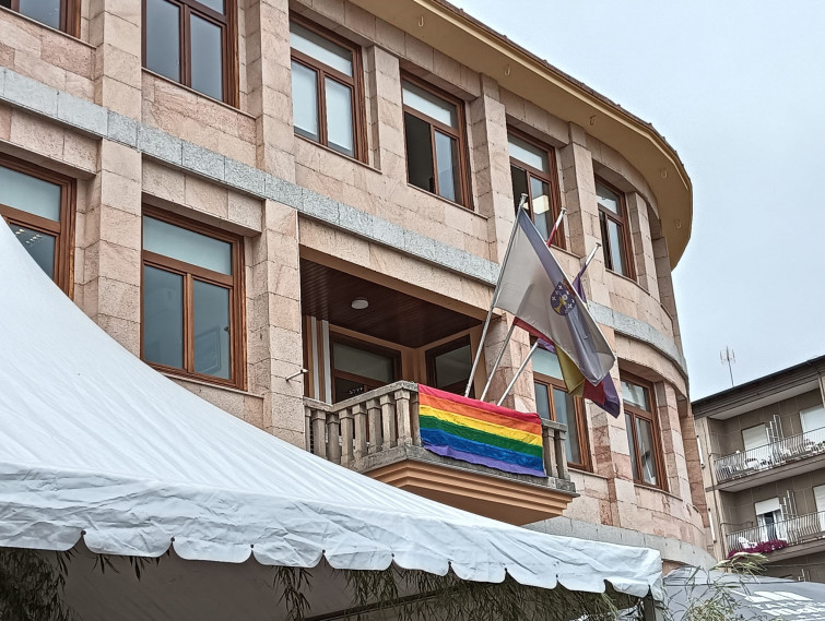 Una bandera arcoíris artesanal, primer símbolo del compromiso del Concello da Rúa con el colectivo LGTBIQ