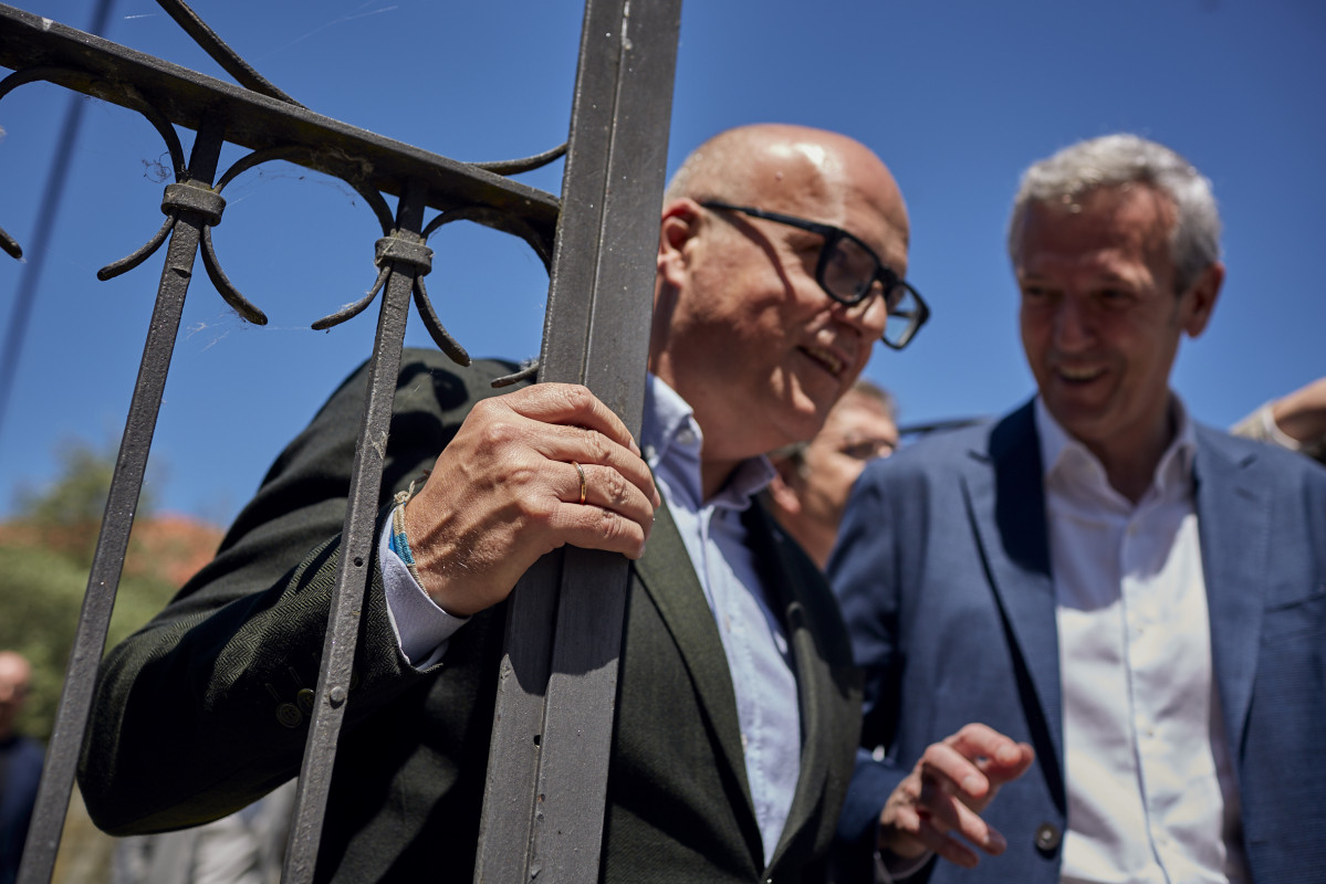 Archivo - El presidente provincial del PP de Ourense, Manuel Baltar (i), y el presidente del PPdeG, Alfonso Rueda (d), durante un paseo por el municipio de Xinzo de Limia, a 23 de mayo de 2023, en Xin