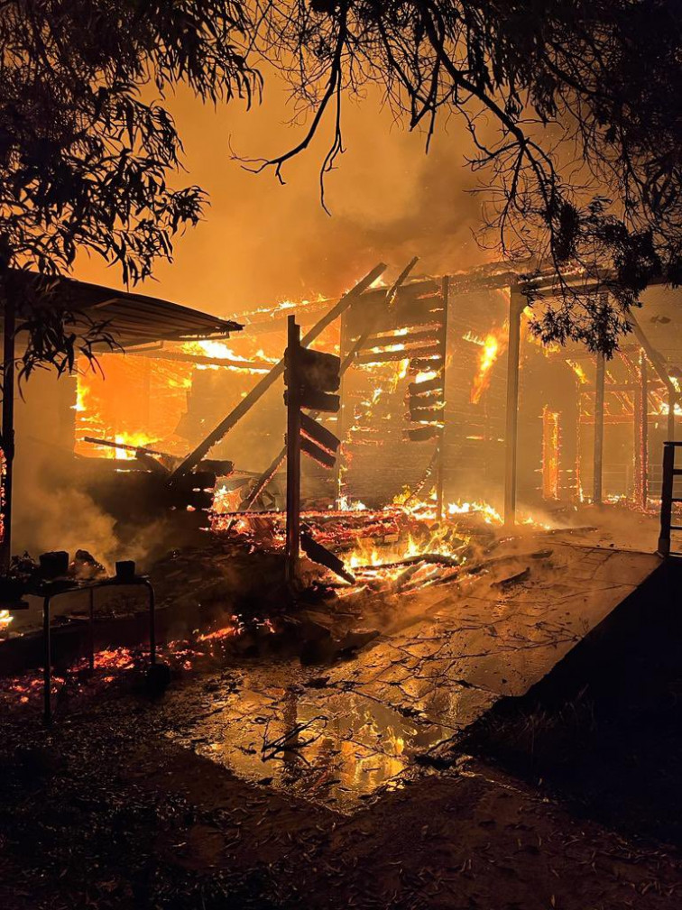 Incendio arrasa el restaurante del camping Valverde en Corrubedo, Ribeira