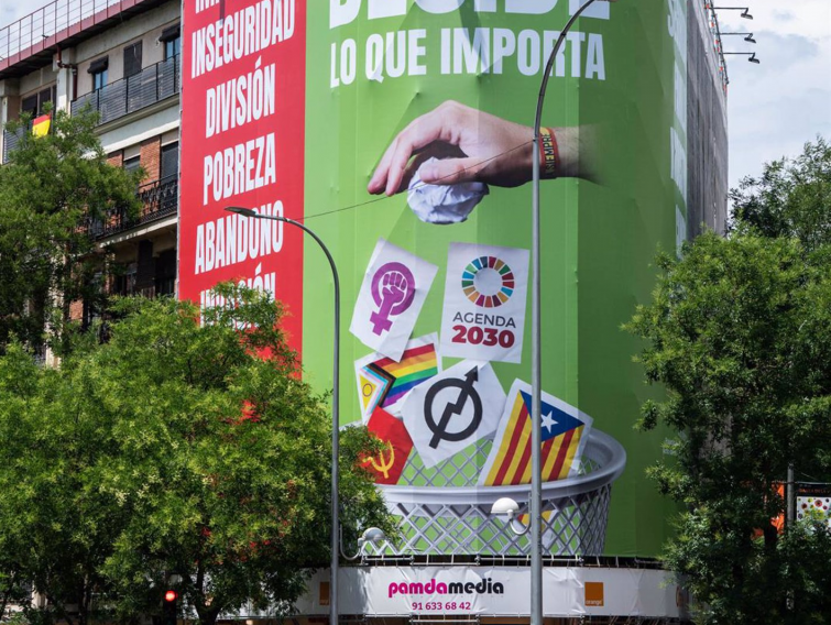 Ordenan a Vox retirar la lona en la que tira a la papelera el feminismo o la bandera del Orgullo