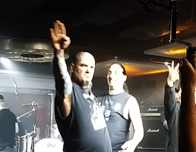 Phil Anselmo realizando en saludo nazi al final de una actuaciu00f3n antes de gritar White Power, el artista alegu00f3 despuu00e9s que estaba borracho