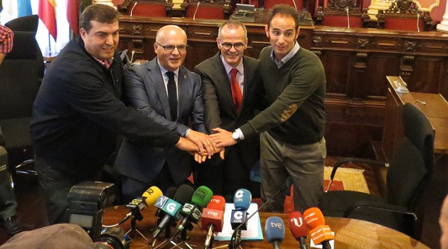 Los entonces presidentes de la Deputaciu00f3n Baltar y alcalde de Ourense Jesu00fas Vu00e1zquez celebran el ascenso con directivos del COB pero al final el pleno del Ayuntamiento no aprobu00f3 la ayuda que necesitaba