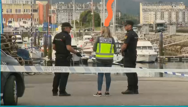 Un coche cae al mar con su conductor en el puerto deportivo de Viveiro