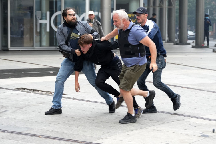 (Vídeos) Protestas contra violencia policial  dejan casi 700 detenidos en una sola noche en Francia