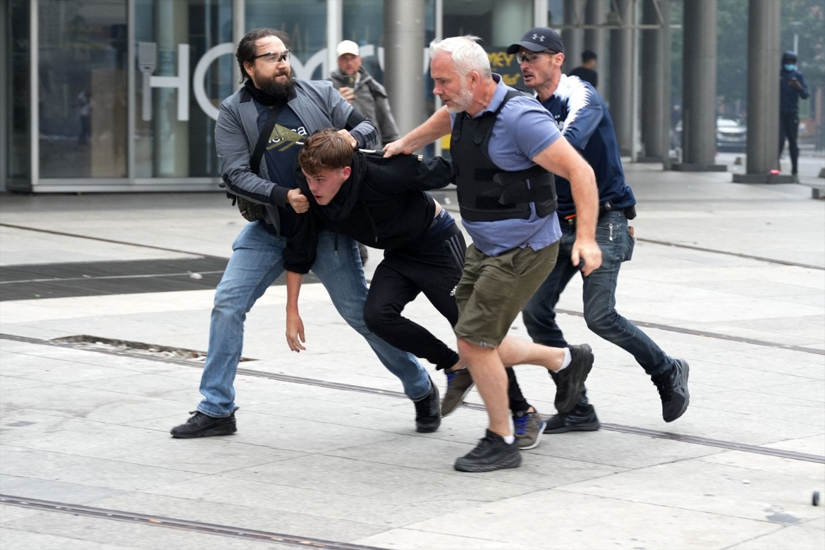 Agentes de policu00eda detienen a un manifestante durante enfrentamientos en el suburbio parisino de Nanterre el 29 de junio de 2023, Francia, Nanterre en una foto de AFP para EP