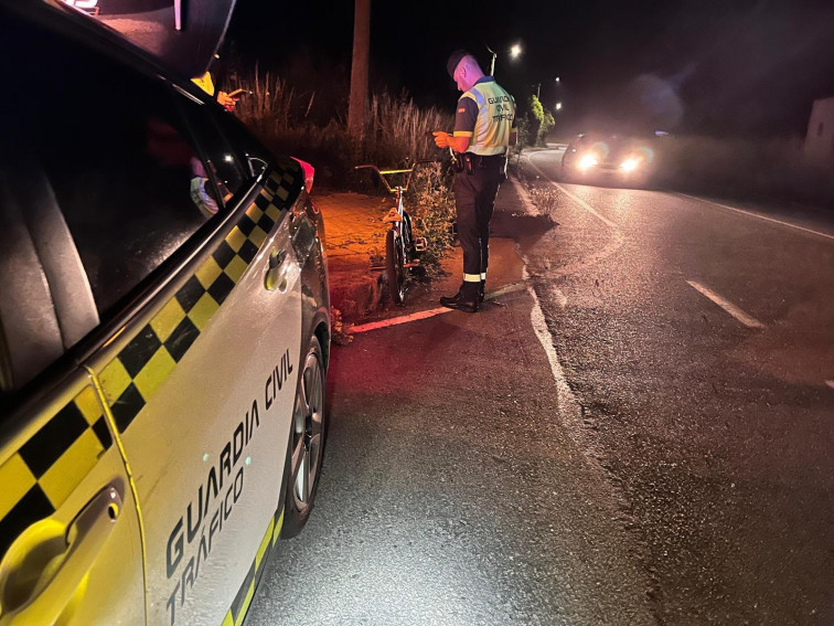 Interceptan a un vecino de Oza-Cesuras que circulaba por la carretera en bicicleta y positivo en THC