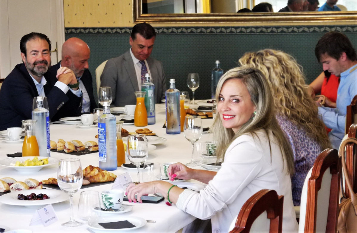 Encuentro de la candidata de Sumar al Congreso por Pontevedra, Verónica Martínez, con empresarios en el Círculo de Empresarios de Galicia, en Vigo.